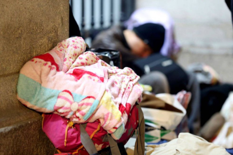 Noviembre. Personas solicitantes de asilo pasan la noche frente a las verjas del edificio de Samur Social. Este otoño la llegada de migrantes ha puesto a prueba la capacidad de los servicios municipales para acoger a gente en esta situación. Noviembre. Personas solicitantes de asilo pasan la noche frente a las verjas del edificio de Samur Social. Este otoño la llegada de migrantes ha puesto a prueba la capacidad de los servicios municipales para acoger a gente en esta situación.
