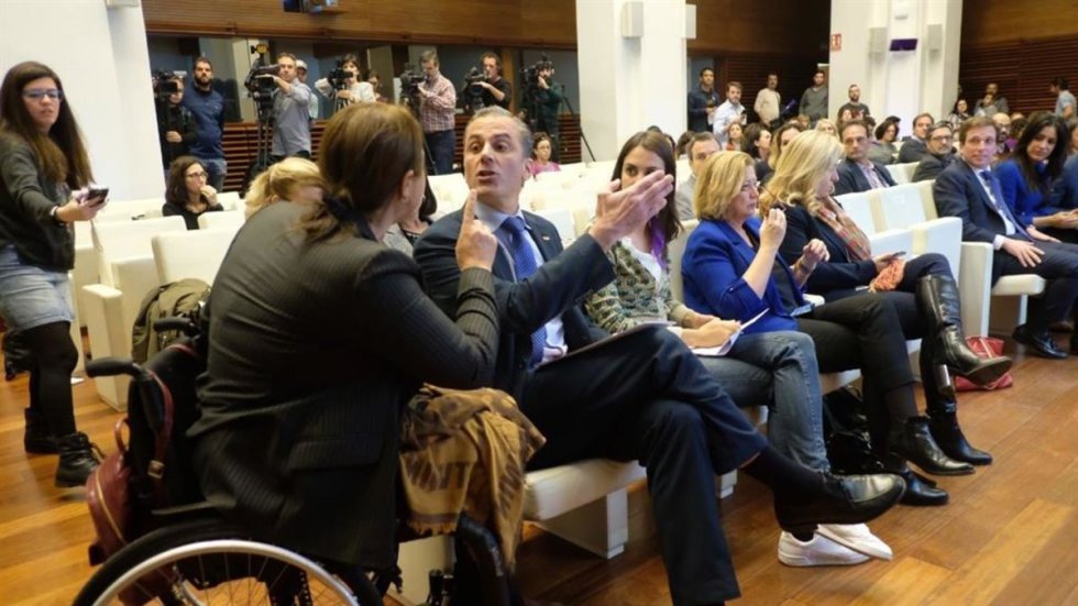 25 de noviembre. Nadia Otmani, en silla de ruedas por defender a su hermana de la agresión de su marido, reprende al portavoz de Vox en el Ayuntamiento de Madrid, Javier Ortega Smith, por su intervención durante el día mundial contra la violencia de género. 25 de noviembre. Nadia Otmani, en silla de ruedas por defender a su hermana de la agresión de su marido, reprende al portavoz de Vox en el Ayuntamiento de Madrid, Javier Ortega Smith, por su intervención durante el día mundial contra la violencia de género.