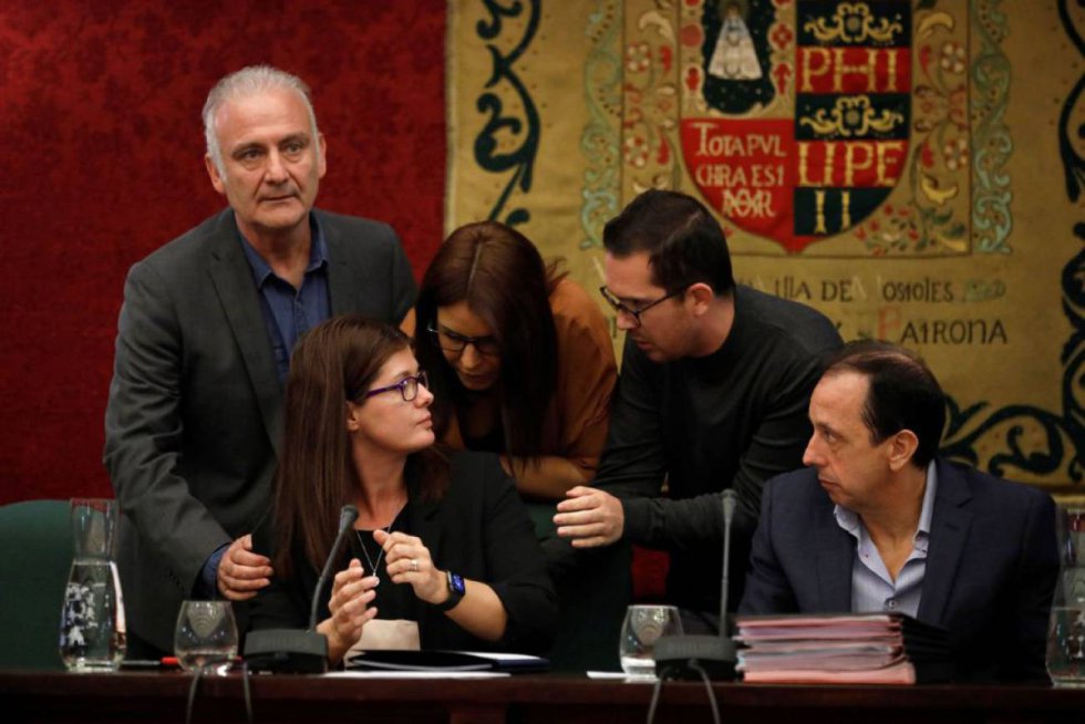 20 de octubre. Los compañeros de partido de la alcaldesa de Móstoles, la socialista Noelia Posse, se acercan a consolarla después de que el resto de grupos de la cámara votara a favor de su reprobación por distintos casos de nepotismo. 20 de octubre. Los compañeros de partido de la alcaldesa de Móstoles, la socialista Noelia Posse, se acercan a consolarla después de que el resto de grupos de la cámara votara a favor de su reprobación por distintos casos de nepotismo.