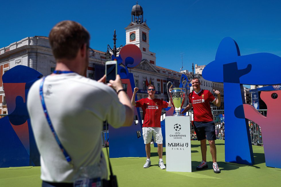 30 de mayo. Aficionados del Liverpool se fotografían con una réplica del trofeo de la Champions League en la Puerta del Sol. La final de esta competición europea se jugó en el estadio Wanda Metropolitano. 30 de mayo. Aficionados del Liverpool se fotografían con una réplica del trofeo de la Champions League en la Puerta del Sol. La final de esta competición europea se jugó en el estadio Wanda Metropolitano.