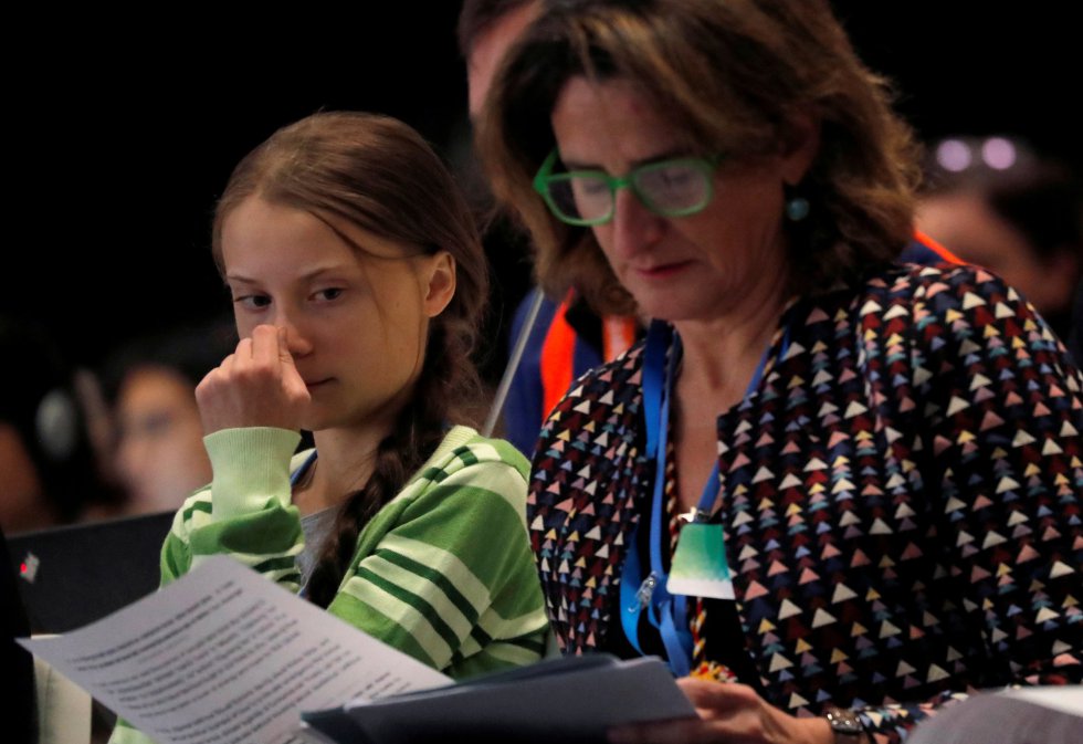 11 de diciembre. La joven activista sueca Greta Thunberg mira las notas de la ministra de Transición Ecológica, Teresa Ribera, durante la Cumbre Mundial del Clima celebrada en Madrid. 11 de diciembre. La joven activista sueca Greta Thunberg mira las notas de la ministra de Transición Ecológica, Teresa Ribera, durante la Cumbre Mundial del Clima celebrada en Madrid.