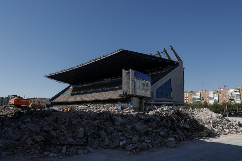 11 de noviembre. La grada del estadio Vicente Calderón en pie durante las obras de demolición del que fuera campo del Atlético de Madrid. El derribo del estadio forma parte del proyecto urbanístico Operación Mahou-Calderón. 11 de noviembre. La grada del estadio Vicente Calderón en pie durante las obras de demolición del que fuera campo del Atlético de Madrid. El derribo del estadio forma parte del proyecto urbanístico Operación Mahou-Calderón.