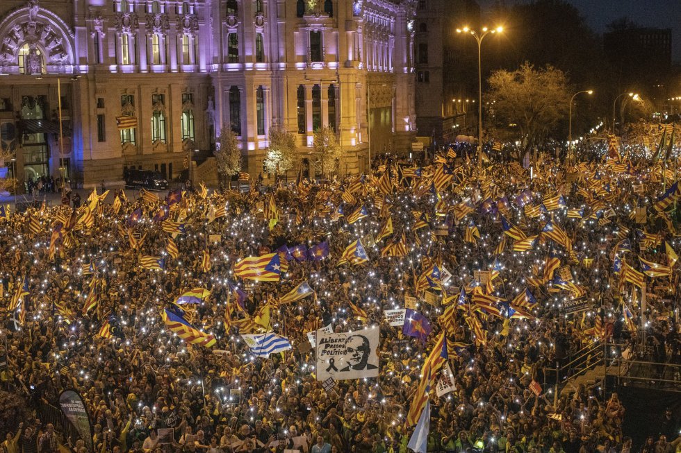 16 de marzo. Miles de personas se manifiestan en la plaza de Cibeles en protesta contra el juicio a los líderes del Procés independentista. 16 de marzo. Miles de personas se manifiestan en la plaza de Cibeles en protesta contra el juicio a los líderes del Procés independentista.