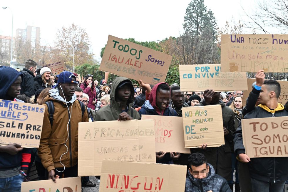 8 de diciembre - Varios jóvenes inmigrantes durante la concentración convocada por los vecinos del barrio madrileño de Hortaleza a favor de la "convivencia" después del ataque con una granada falsa en el centro de menores extranjeros ubicado en este distrito madrileño. 8 de diciembre - Varios jóvenes inmigrantes durante la concentración convocada por los vecinos del barrio madrileño de Hortaleza a favor de la "convivencia" después del ataque con una granada falsa en el centro de menores extranjeros ubicado en este distrito madrileño.