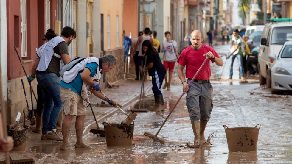 16 de septiembre. Vecinos de Arganda del Rey limpian las calles de su pueblo que en agosto ya sufrió desvastadoras inundaciones. 16 de septiembre. Vecinos de Arganda del Rey limpian las calles de su pueblo que en agosto ya sufrió desvastadoras inundaciones.