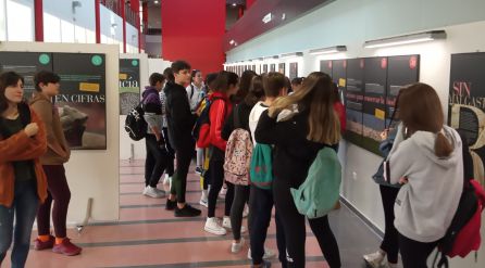 Varios universitarios ven los paneles de la exposición 'Los enlaces de la vida'. Varios universitarios ven los paneles de la exposición 'Los enlaces de la vida'.
