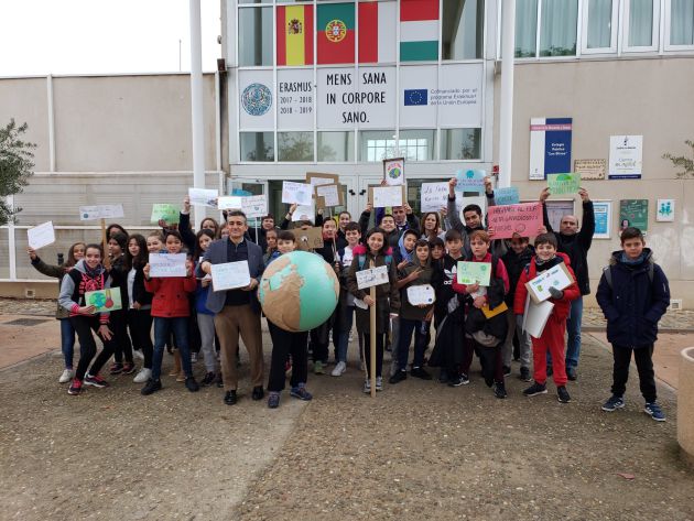 Maestros y alumnos de un colegio de Cabanillas del Campo (Guadalajara) se manifiestan todos los viernes en defensa del planeta: El colegio Los Olivos de Cabanillas se manifiesta todos los viernes en defensa del planeta Maestros y alumnos de un colegio de Cabanillas del Campo (Guadalajara) se manifiestan todos los viernes en defensa del planeta: El colegio Los Olivos de Cabanillas se manifiesta todos los viernes en defensa del planeta