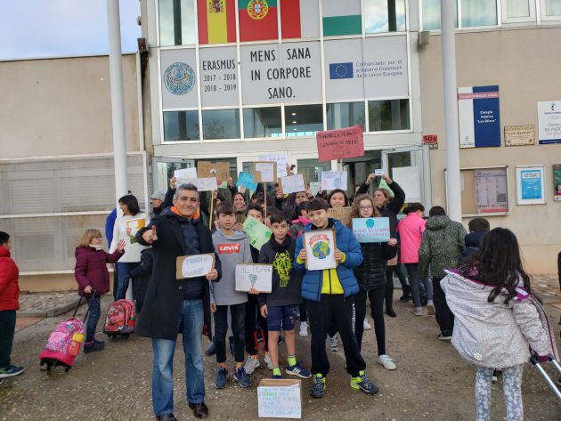 Maestros y alumnos de un colegio de Cabanillas del Campo (Guadalajara) se manifiestan todos los viernes en defensa del planeta: El colegio Los Olivos de Cabanillas se manifiesta todos los viernes en defensa del planeta Maestros y alumnos de un colegio de Cabanillas del Campo (Guadalajara) se manifiestan todos los viernes en defensa del planeta: El colegio Los Olivos de Cabanillas se manifiesta todos los viernes en defensa del planeta