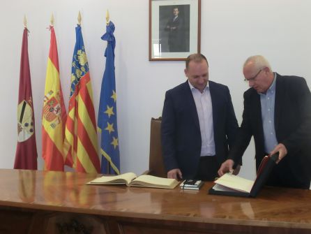 El alcalde Vicent Grimalt entrega un ejemplar del título de Ciudad al conseller Rubén Martínez Dalmau. El alcalde Vicent Grimalt entrega un ejemplar del título de Ciudad al conseller Rubén Martínez Dalmau.