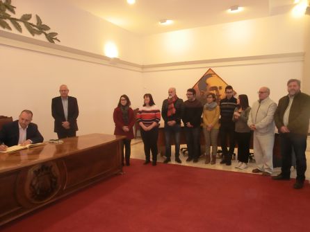 El vicepresidente segundo del Consell, Ruben Martínez Dalmau firmando en el libro de honor del Ayuntamiento de Dénia. El vicepresidente segundo del Consell, Ruben Martínez Dalmau firmando en el libro de honor del Ayuntamiento de Dénia.