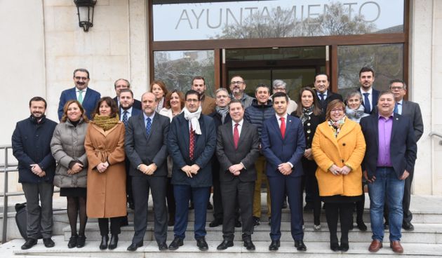 Foto de familia del Ejecutivo de Castilla La Mancha y autoridades locales y provinciales en la fachada del Ayuntamiento de Campo de Criptana Foto de familia del Ejecutivo de Castilla La Mancha y autoridades locales y provinciales en la fachada del Ayuntamiento de Campo de Criptana