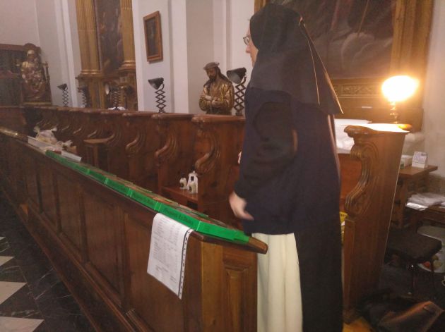 Sor Sagrario revisando las cajas de mazapán Sor Sagrario revisando las cajas de mazapán