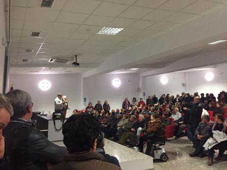 Momento en el que el alcalde, Pedro Justicia, se dirige a los vecinos y vecinas en el 'Centro de Interpretación de las Caras' Momento en el que el alcalde, Pedro Justicia, se dirige a los vecinos y vecinas en el 'Centro de Interpretación de las Caras'