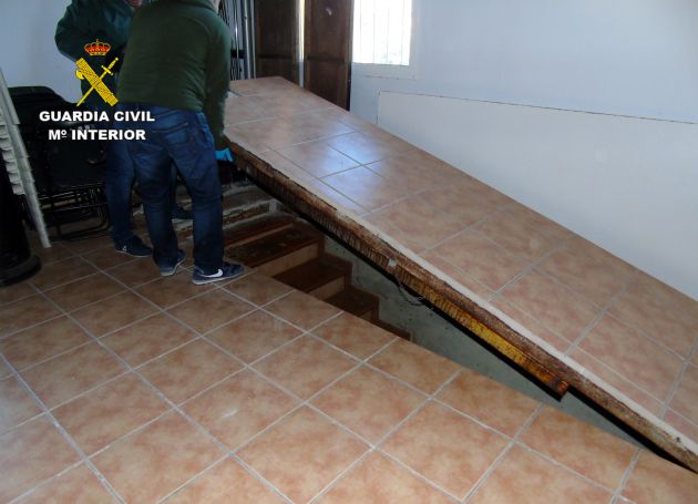 La Guardia Civil desmantela en Bullas un zulo con armas y artefactos explosivos y detiene a su propietario La Guardia Civil desmantela en Bullas un zulo con armas y artefactos explosivos y detiene a su propietario