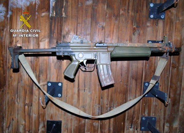 La Guardia Civil desmantela en Bullas un zulo con armas y artefactos explosivos y detiene a su propietario La Guardia Civil desmantela en Bullas un zulo con armas y artefactos explosivos y detiene a su propietario