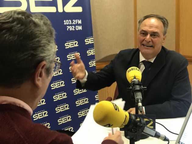 Antonio Becerra, de Alianza Sevilla, junto a Salomón Hachuel, en los estudios de Radio Sevilla durante la entrevista en Hoy por Hoy Sevilla Antonio Becerra, de Alianza Sevilla, junto a Salomón Hachuel, en los estudios de Radio Sevilla durante la entrevista en Hoy por Hoy Sevilla