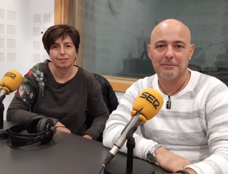 Ana López, oncóloga del Hospital 'Severo Ochoa', y Antonio, paciente con cáncer de pulmón, en los estudios de 'Hoy por Hoy'