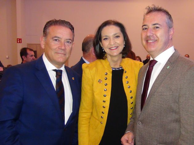 Alcaldes de "Puerta de Andalucía" junto a la ministra de Industria en funciones, Reyes Maroto. Alcaldes de "Puerta de Andalucía" junto a la ministra de Industria en funciones, Reyes Maroto.