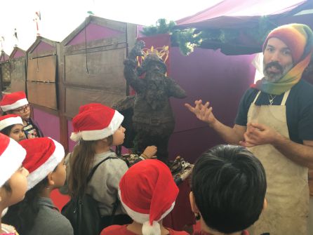 El artista Fran Celis explicando a un grupo de niños como ha elaborado la escultura de chocolate El artista Fran Celis explicando a un grupo de niños como ha elaborado la escultura de chocolate