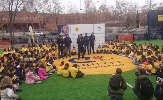 Fernando Torres con los alumnos del colegio Fernando Torres con los alumnos del colegio