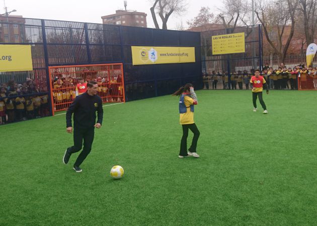 Fernando Torres durante la inauguración de un campo en su colegio de Fuenlabrada Fernando Torres durante la inauguración de un campo en su colegio de Fuenlabrada
