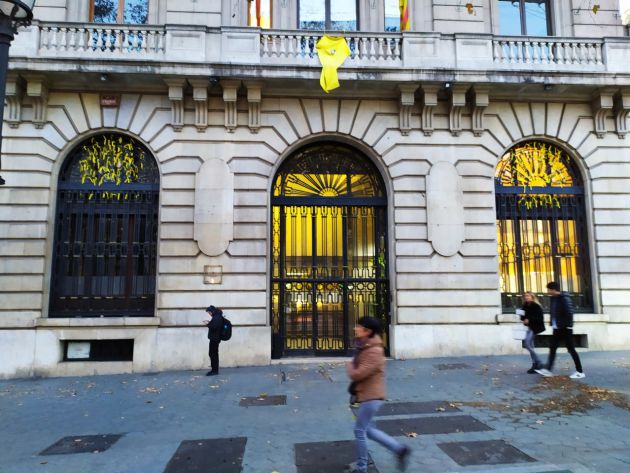 Un lazo amarillo en la fachada del Departament de Empresa Un lazo amarillo en la fachada del Departament de Empresa