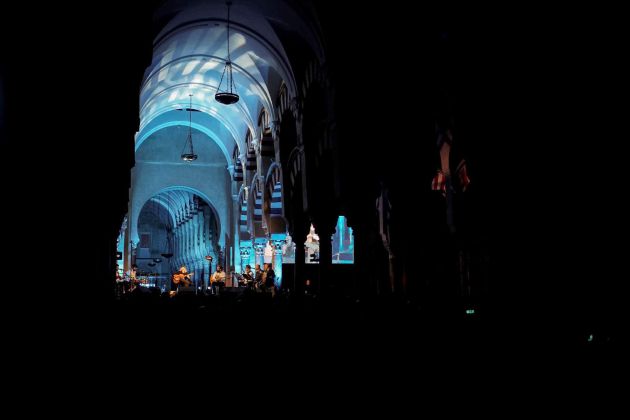 El guitarrista cordobés Vicente Amigo durante el concierto que ofreció este jueves en la Mezquita de Córdoba. El guitarrista cordobés Vicente Amigo durante el concierto que ofreció este jueves en la Mezquita de Córdoba.