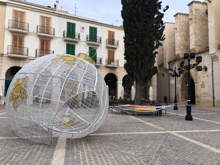 Bola decorativa de navidad estropeada por el viento Bola decorativa de navidad estropeada por el viento