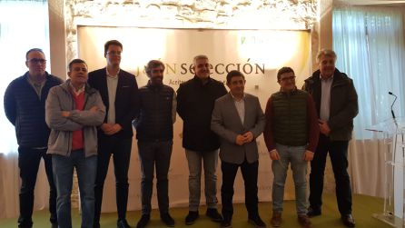 El presidente de la Diputación y el diputado de Promoción con representantes de algunas de la sentidades premiadas El presidente de la Diputación y el diputado de Promoción con representantes de algunas de la sentidades premiadas