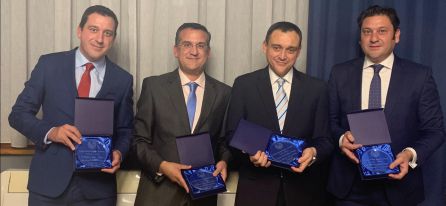 Los cuatro hermanos con las placas conmemorativas Los cuatro hermanos con las placas conmemorativas