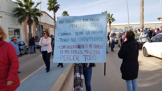 Vecina de Los Alcázares muestra una pancarta Vecina de Los Alcázares muestra una pancarta