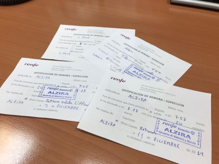 Los usuarios de la red de cercanías de Renfe se quejan de que los retrasos son constantes. Los usuarios de la red de cercanías de Renfe se quejan de que los retrasos son constantes.
