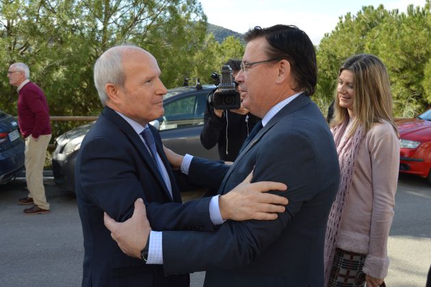 El alcalde de Iznájar, Lope Ruiz, le da la bienvenida a José Montilla,expresidente de la Generalitat Catalana El alcalde de Iznájar, Lope Ruiz, le da la bienvenida a José Montilla,expresidente de la Generalitat Catalana
