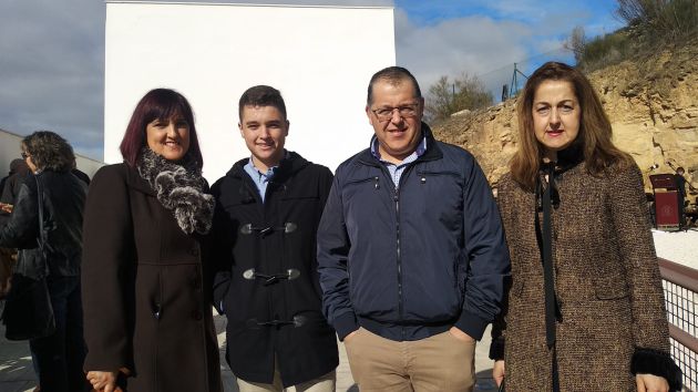 Fernando León Luque, a la derecha, con Carmen y Raúl, su mujer y su hijo, y su hermana pequeña, Carmen León Fernando León Luque, a la derecha, con Carmen y Raúl, su mujer y su hijo, y su hermana pequeña, Carmen León