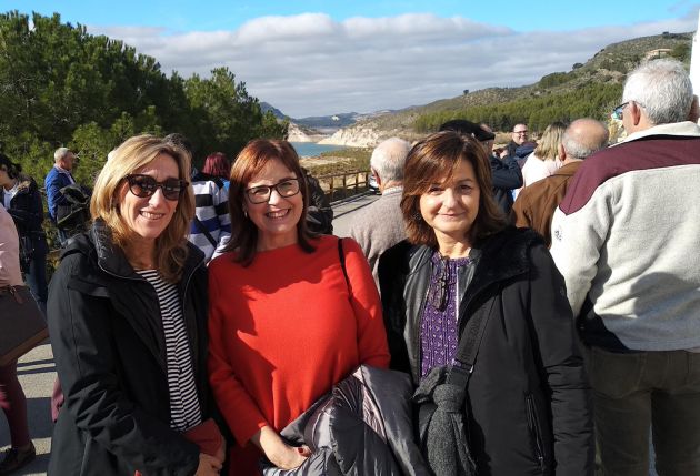 Piedad (en el centro) y Paqui,(a la derecha), en el acto conmemorativo del 50 Aniversario del Embalse de Iznájar Piedad (en el centro) y Paqui,(a la derecha), en el acto conmemorativo del 50 Aniversario del Embalse de Iznájar