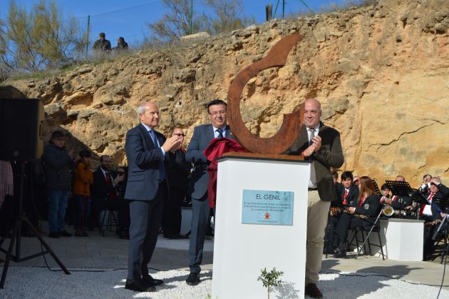Antonio Montilla, Lope Ruiz y Antonio Ruiz, descubriendo la escultura que recuerda a las personas que emigraron de Iznájar Antonio Montilla, Lope Ruiz y Antonio Ruiz, descubriendo la escultura que recuerda a las personas que emigraron de Iznájar