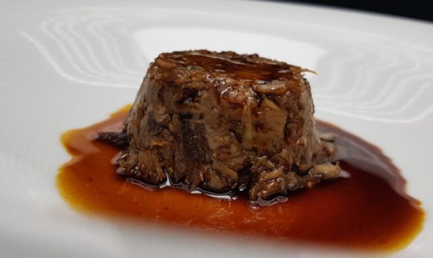 Royale de corder amb prunes i suc d'arrop Royale de corder amb prunes i suc d'arrop