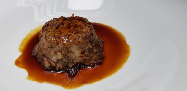 Royale de corder amb prunes i suc d'arrop Royale de corder amb prunes i suc d'arrop
