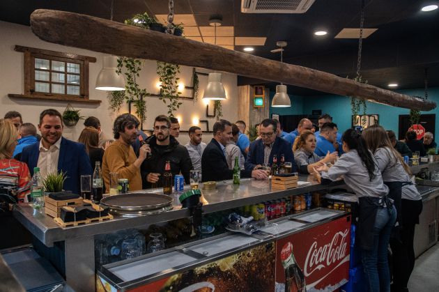 Asistentes a la inauguración. Asistentes a la inauguración.