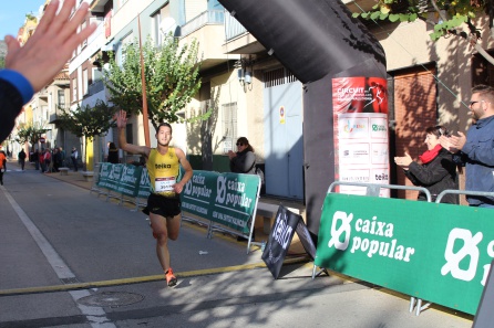Salva Gomar cruza la meta del Real de Gandia Salva Gomar cruza la meta del Real de Gandia