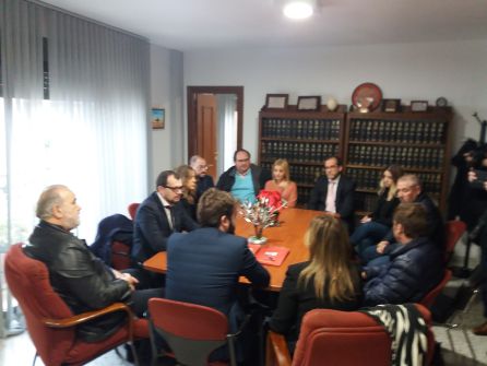Momento de la reunión previa entre representantes de empresa y Ayuntamiento de Bedmar Momento de la reunión previa entre representantes de empresa y Ayuntamiento de Bedmar