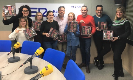 Los trabajadores de Radio Elda Cadena SER ya tienen Mano de Santo en caja regalo. Los trabajadores de Radio Elda Cadena SER ya tienen Mano de Santo en caja regalo.