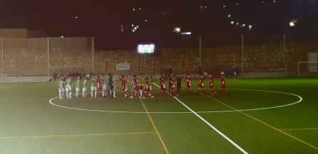 Momento del saludo inicial entre los dos equipos y el trío arbitral Momento del saludo inicial entre los dos equipos y el trío arbitral