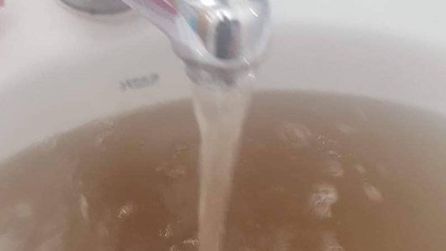 El agua sale así de turbia en Toreno El agua sale así de turbia en Toreno