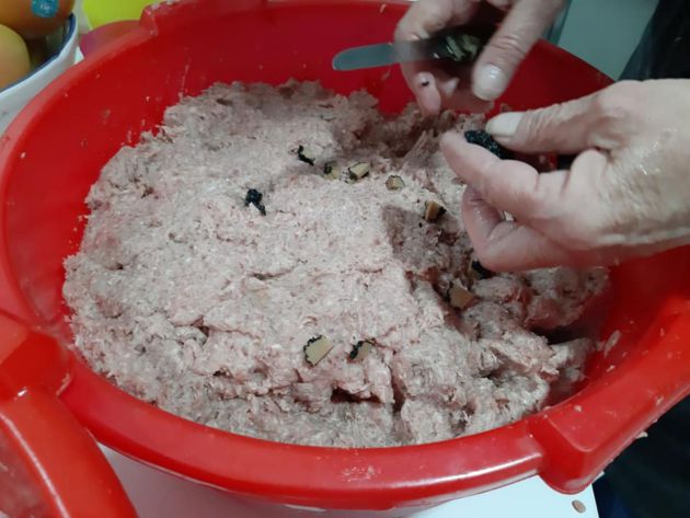 Añadiendo las trufas a trozos en el relleno del pavo Añadiendo las trufas a trozos en el relleno del pavo