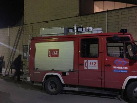 Los bombero del consorcio "Sierra de Cazorla" tuvieron que fijar las placas del polideportivo municipal de Peal que estaban siendo arrancadas por el fuerte viento Los bombero del consorcio "Sierra de Cazorla" tuvieron que fijar las placas del polideportivo municipal de Peal que estaban siendo arrancadas por el fuerte viento
