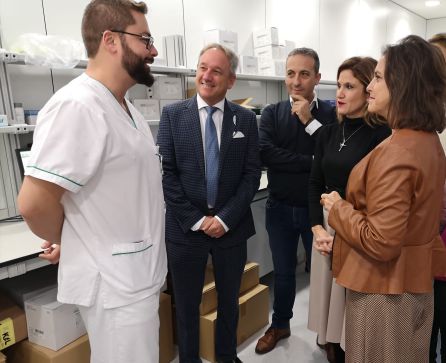 Las autoridades sanitarias y el alcalde de Cazorla atienen las explicaciones de uno de los profesionales del CHARE Las autoridades sanitarias y el alcalde de Cazorla atienen las explicaciones de uno de los profesionales del CHARE