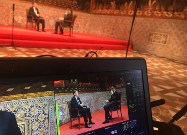 Un momento de la entrevista a Puig captado desde el control de realización Un momento de la entrevista a Puig captado desde el control de realización
