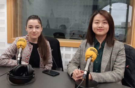 Olena Khoma (i) y Lixiao Qiu, comerciales de SiCasa, en los estudios de 'Hoy por Hoy' Olena Khoma (i) y Lixiao Qiu, comerciales de SiCasa, en los estudios de 'Hoy por Hoy'