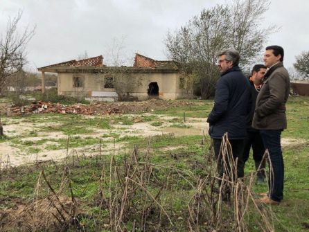 La Policía Local vigila de forma permanente el cauce del río por su hubiera que realizar desalojos en parcelaciones La Policía Local vigila de forma permanente el cauce del río por su hubiera que realizar desalojos en parcelaciones